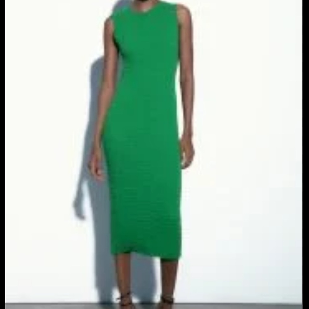 Green Sleeveless Textured Dress - Picture 2 of 3